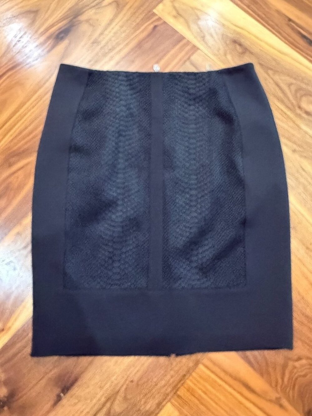 T Tahari Women Black Business Skirt US size 4 snake print classic pencil skirt